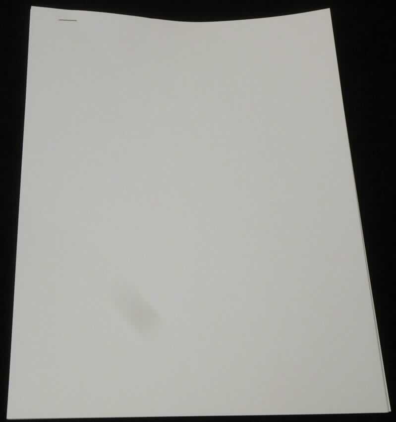 Bei dem vorliegenden als "Photo-Paper" bezeichneten Erzeugnis handelt es sich nach den vorgelegten Warenmustern und den ergänzenden Angaben des Antragstellers um beidseitig glänzendes, mit anorganischen Stoffen gestrichenes Papier aus hauptsächlich gebleichtem, chemischem Halbstoff aus Holz, mit einem auf die Gesamtfasermenge bezogenen Gehalt an Sulfat- oder Natronzellstoff von mehr als 80 GHT, in geringem Umfang (unter 10 GHT) aus mechanischem oder chemisch-mechanischem Halbstoff aus Holz und aus Bastfasern. Es hat ein Quadratmetergewicht von weniger als 150 g, weist einen Aschegehalt von mehr als 3 GHT und einen Weißgrad (Reflexionsfaktor) von mehr als 60% auf. Es wird in ungefalteten Bogen (Formate DIN A4 und DIN A3) eingeführt, die zu je 50 Blatt verpackt sind.

Derartige Waren gehören als "Kraftpapiere und -pappen, beidseitig mit anorganischen Stoffen gestrichen, von der Art wie sie als Schreibpapiere, Druckpapiere oder als Papiere zu anderen grafischen Zwecken verwendet werden, ohne Gehalt an Fasern in einem mechanischen oder chemisch-mechanischen Aufbereitungsverfahren gewonnen, oder mit einem Gehalt von 10 GHT oder weniger solcher Fasern, bezogen auf die Gesamtfasermenge, in Bogen, die ungefaltet auf einer Seite nicht mehr als 435 mm und auf der anderen Seite nicht mehr als 297 mm messen" zum TARIC-Code 4810 14 00 80.