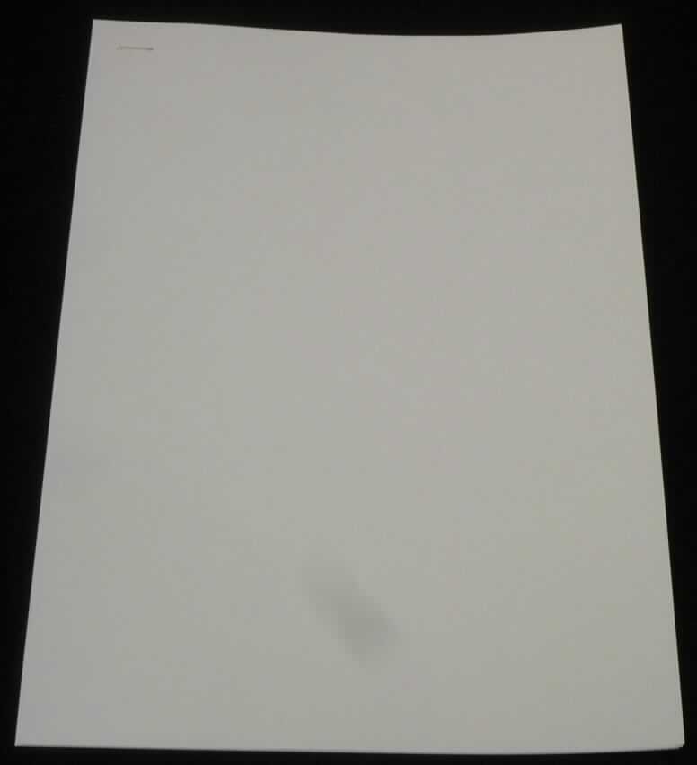 Bei dem vorliegenden, als "Photo-Paper" bezeichneten Erzeugnis handelt es sich nach den vorgelegten Warenmustern und den ergänzenden Angaben des Antragstellers um einseitig glänzendes, mit anorganischen Stoffen gestrichenes Papier aus hauptsächlich gebleichtem, chemischem Halbstoff aus Holz, mit einem auf die Gesamtfasermenge bezogenen Gehalt an Sulfat- oder Natronzellstoff von mehr als 80 GHT, und in geringem Umfang Bastfasern. Es hat ein Quadratmetergewicht von mehr als 150 g, ist nicht in der Masse gefärbt, weist einen Weißgrad (Reflexionsfaktor) von mehr als 60%, eine Dicke von mehr als 225 bis 508 Mikrometer (Mikron) und einen Aschegehalt von mehr als 3 GHT auf.  Es wird in ungefalteten Bogen (Formate DIN A4, DIN A3, 10 x 15 cm und 13 x 18 cm) eingeführt, die ist zu je 50 Blatt/Stück verpackt sind.

Derartige Waren gehören als "Kraftpapiere und -pappen, einseitig mit anorganischen Stoffen gestrichen, von der Art wie sie als Schreibpapiere, Druckpapiere oder als Papiere zu anderen grafischen Zwecken verwendet werden, ohne Gehalt an Fasern in einem mechanischen oder chemisch-mechanischen Aufbereitungsverfahren gewonnen, in Bogen, die ungefaltet auf einer Seite nicht mehr als 435 mm und auf der anderen Seite nicht mehr als 297 mm messen" zum TARIC-Code 4810 14 00 80.