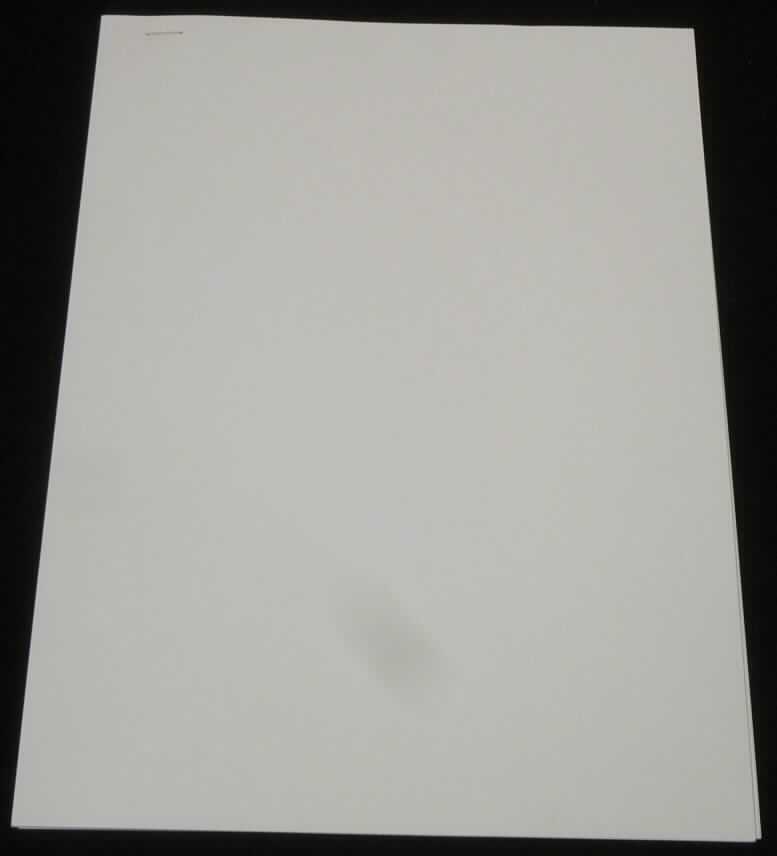 Bei dem vorliegenden, als "Photo-Paper" bezeichneten Erzeugnis handelt es sich nach den vorgelegten Warenmustern und dem Untersuchungsergebnis um beidseitig mit anorganischen Stoffen gestrichenes Papier aus hauptsächlich gebleichtem, chemischem Halbstoff aus Holz, mit einem auf die Gesamtfasermenge bezogenen Gehalt an Sulfat- oder Natronzellstoff von mehr als 80 GHT, und in geringem Umfang Bastfasern. Es hat ein Quadratmetergewicht von mehr als 150 g, ist nicht in der Masse gefärbt, weist einen Weißgrad (Reflexionsfaktor) von mehr als 60% und eine Dicke von 225 Mikrometer (Mikron) oder weniger auf. Nach den ergänzenden Angaben der Antragstellerin wird es in ungefalteten Bogen (Formate DIN A4 und DIN A3) eingeführt, die zu je 100 bzw. 50 Blatt verpackt sind.

Derartige Waren gehören als "Kraftpapiere und -pappen, beidseitig mit anorganischen Stoffen gestrichen, von der Art wie sie als Schreibpapiere, Druckpapiere oder als Papiere zu anderen grafischen Zwecken verwendet werden, ohne Gehalt an Fasern in einem mechanischen oder chemisch-mechanischen Aufbereitungsverfahren gewonnen, in Bogen, die ungefaltet auf einer Seite nicht mehr als 435 mm und auf der anderen Seite nicht mehr als 297 mm messen" zum TARIC-Code 4810 14 00 80.