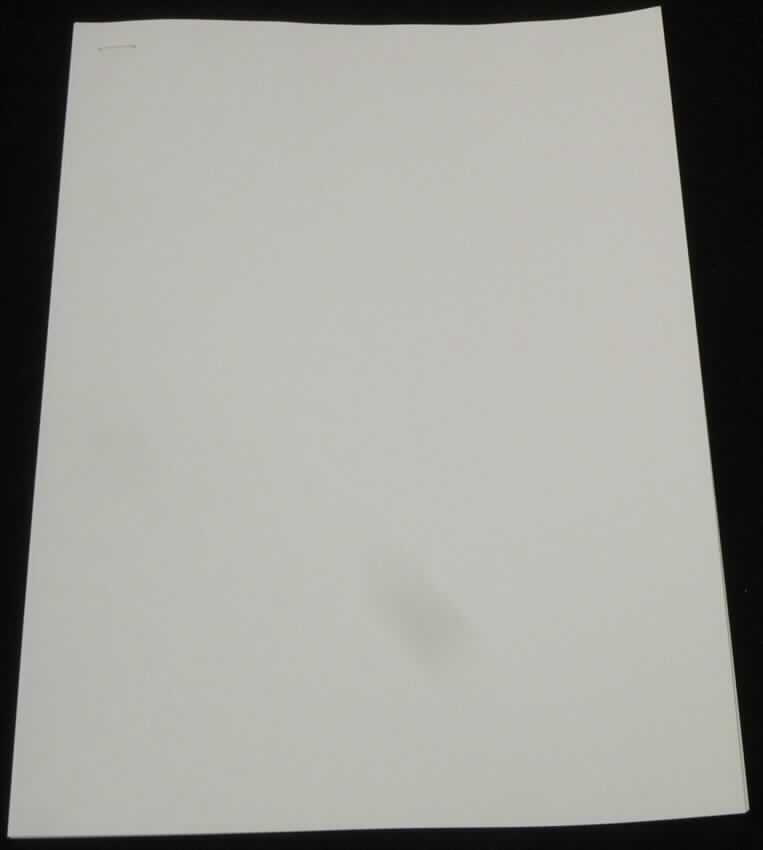 Bei dem vorliegenden, als "Photo-Paper" bezeichneten Erzeugnis handelt es sich nach den vorgelegten Warenmustern und den ergänzenden Angaben des Antragstellers um beidseitig mit anorganischen Stoffen gestrichenes Papier aus hauptsächlich gebleichtem, chemischem Halbstoff aus Holz, mit einem auf die Gesamtfasermenge bezogenen Gehalt an Sulfat- oder Natronzellstoff von mehr als 80 GHT, und in geringem Umfang Bastfasern. Es hat ein Quadratmetergewicht von weniger als 150 g, weist einen Aschegehalt von mehr als 3 GHT und einen Weißgrad (Reflexionsfaktor) von mehr als 60% auf. Es wird in ungefalteten Bogen (Formate DIN A4 und DIN A3) eingeführt, die zu je 100 bzw. 50 Blatt verpackt sind.

Derartige Waren gehören als "Kraftpapiere und -pappen, beidseitig mit anorganischen Stoffen gestrichen, von der Art wie sie als Schreibpapiere, Druckpapiere oder als Papiere zu anderen grafischen Zwecken verwendet werden, ohne Gehalt an Fasern in einem mechanischen oder chemisch-mechanischen Aufbereitungsverfahren gewonnen, in Bogen, die ungefaltet auf einer Seite nicht mehr als 435 mm und auf der anderen Seite nicht mehr als 297 mm messen" zum TARIC-Code 4810 14 00 80.
