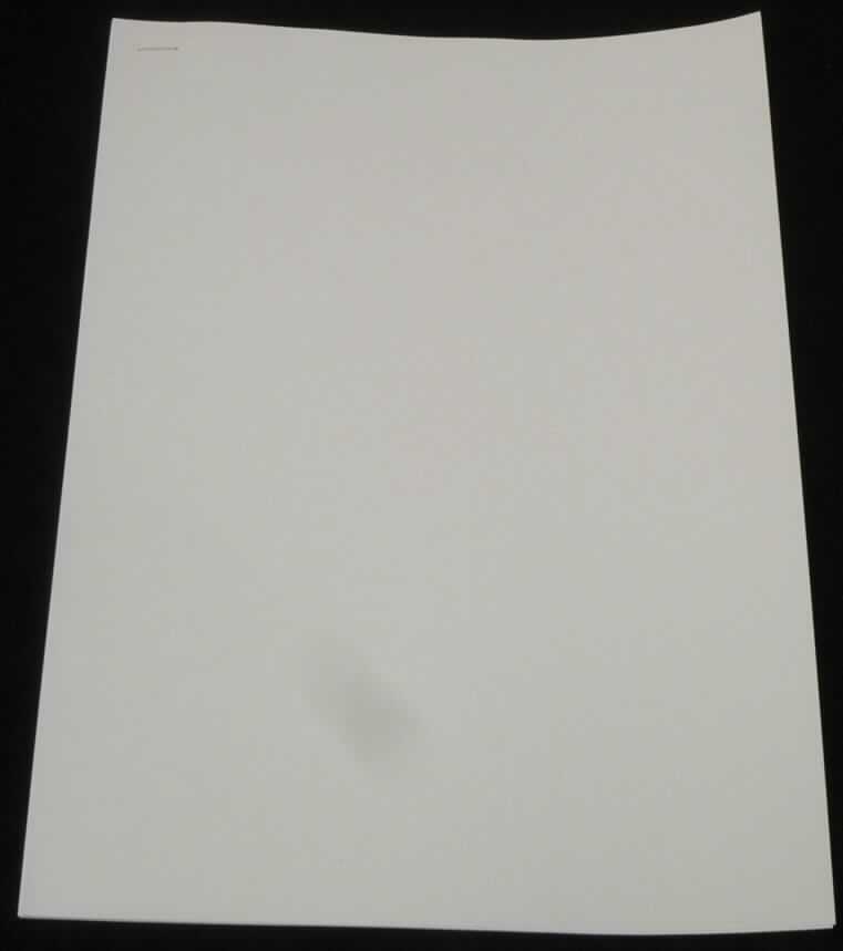 Bei dem vorliegenden, als "Photo-Paper" bezeichneten Erzeugnis handelt es sich nach den vorgelegten Warenmustern und dem Untersuchungsergebnis um einseitig mit anorganischen Stoffen gestrichenes Papier aus hauptsächlich gebleichtem, chemischem Halbstoff aus Holz, mit einem auf die Gesamtfasermenge bezogenen Gehalt an Sulfat- oder Natronzellstoff von mehr als 80 GHT, und in geringem Umfang Bastfasern. Es hat ein Quadratmetergewicht von mehr als 150 g, ist nicht in der Masse gefärbt, weist einen Weißgrad (Reflexionsfaktor) von mehr als 60% und eine Dicke von etwa 215 Mikrometer (Mikron) auf. Nach den ergänzenden Angaben der Antragstellerin wird es in ungefalteten Bogen (Formate DIN A4 und DIN A3) eingeführt, die zu je 100 bzw. 50 Blatt verpackt sind.

Derartige Waren gehören als "Kraftpapiere und -pappen, einseitig mit anorganischen Stoffen gestrichen, von der Art wie sie als Schreibpapiere, Druckpapiere oder als Papiere zu anderen grafischen Zwecken verwendet werden, ohne Gehalt an Fasern in einem mechanischen oder chemisch-mechanischen Aufbereitungsverfahren gewonnen, in Bogen, die ungefaltet auf einer Seite nicht mehr als 435 mm und auf der anderen Seite nicht mehr als 297 mm messen" zum TARIC-Code 4810 14 00 80.