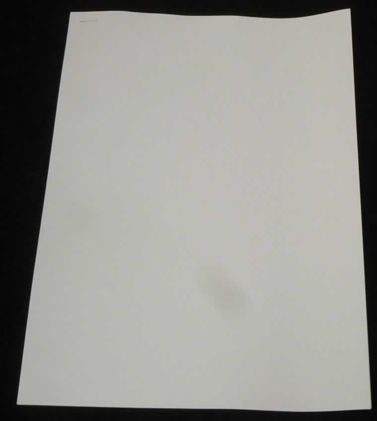 Bei dem vorliegenden, als "Photo-Paper" bezeichneten Erzeugnis handelt es sich nach den vorgelegten Warenmustern und den ergänzenden Angaben des Antragstellers um einseitig mit anorganischen Stoffen gestrichenes Papier aus hauptsächlich gebleichtem, chemischem Halbstoff aus Holz, mit einem auf die Gesamtfasermenge bezogenen Gehalt an Sulfat- oder Natronzellstoff von mehr als 80 GHT, und in geringem Umfang Bastfasern. Es hat ein Quadratmetergewicht von weniger als 150 g, weist einen Aschegehalt von mehr als 3 GHT und einen Weißgrad (Reflexionsfaktor) von mehr als 60% auf. Es wird in ungefalteten Bogen (Formate DIN A4 und DIN A3) eingeführt, die zu je 100 bzw. 50 Blatt verpackt sind.

Derartige Waren gehören als "Kraftpapiere und -pappen, einseitig mit anorganischen Stoffen gestrichen, von der Art wie sie als Schreibpapiere, Druckpapiere oder als Papiere zu anderen grafischen Zwecken verwendet werden, ohne Gehalt an Fasern in einem mechanischen oder chemisch-mechanischen Aufbereitungsverfahren gewonnen, in Bogen, die ungefaltet auf einer Seite nicht mehr als 435 mm und auf der anderen Seite nicht mehr als 297 mm messen" zum TARIC-Code 4810 14 00 80.