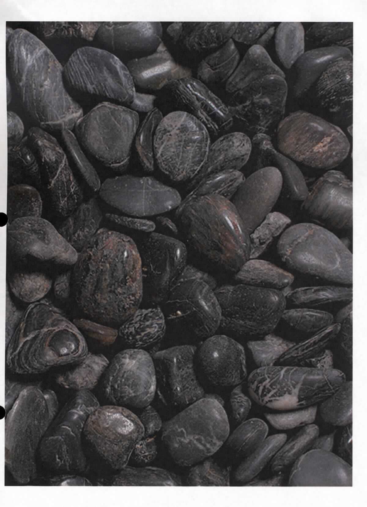 Angaben:
Kies ASIA PEBBLES
Bearbeitung: poliert, (Politur nicht dauerhaft im Außenbereich)
Farbe: schwarz
Material: Kalkstein 
Herkunft: China 
Größe: 20-40 mm  
Größe: 50-80 mm 

Befund:
Bearbeitete Werksteine und Waren daraus