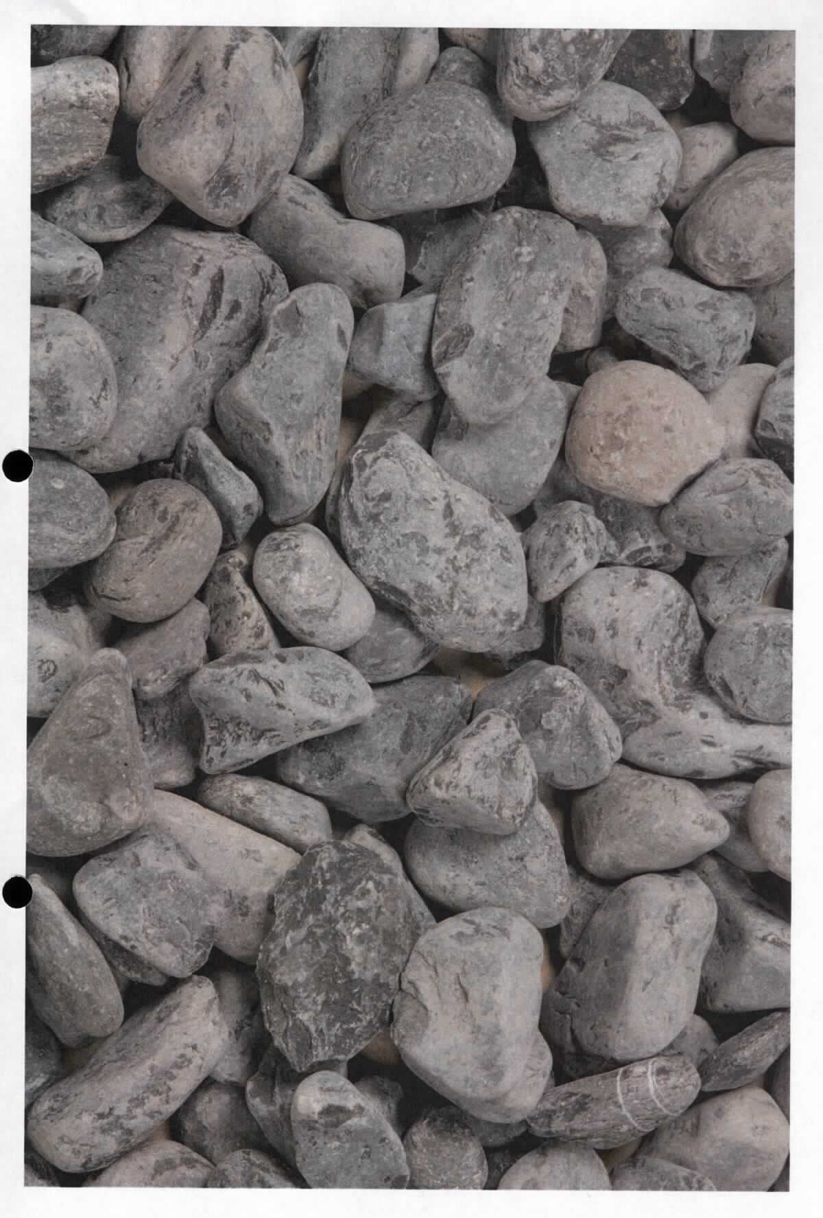 Angaben:
Kies NERO EBANA
Bearbeitung: getrommelt
Farbe: anthrazit
Material: Kalkstein 
Herkunft: Belgien 
Größe: 12-16 mm  
Größe: 25-40 mm  
Größe: 40-60 mm  
Größe: 60-100 mm 

Befund:
Bearbeitete Werksteine und Waren daraus