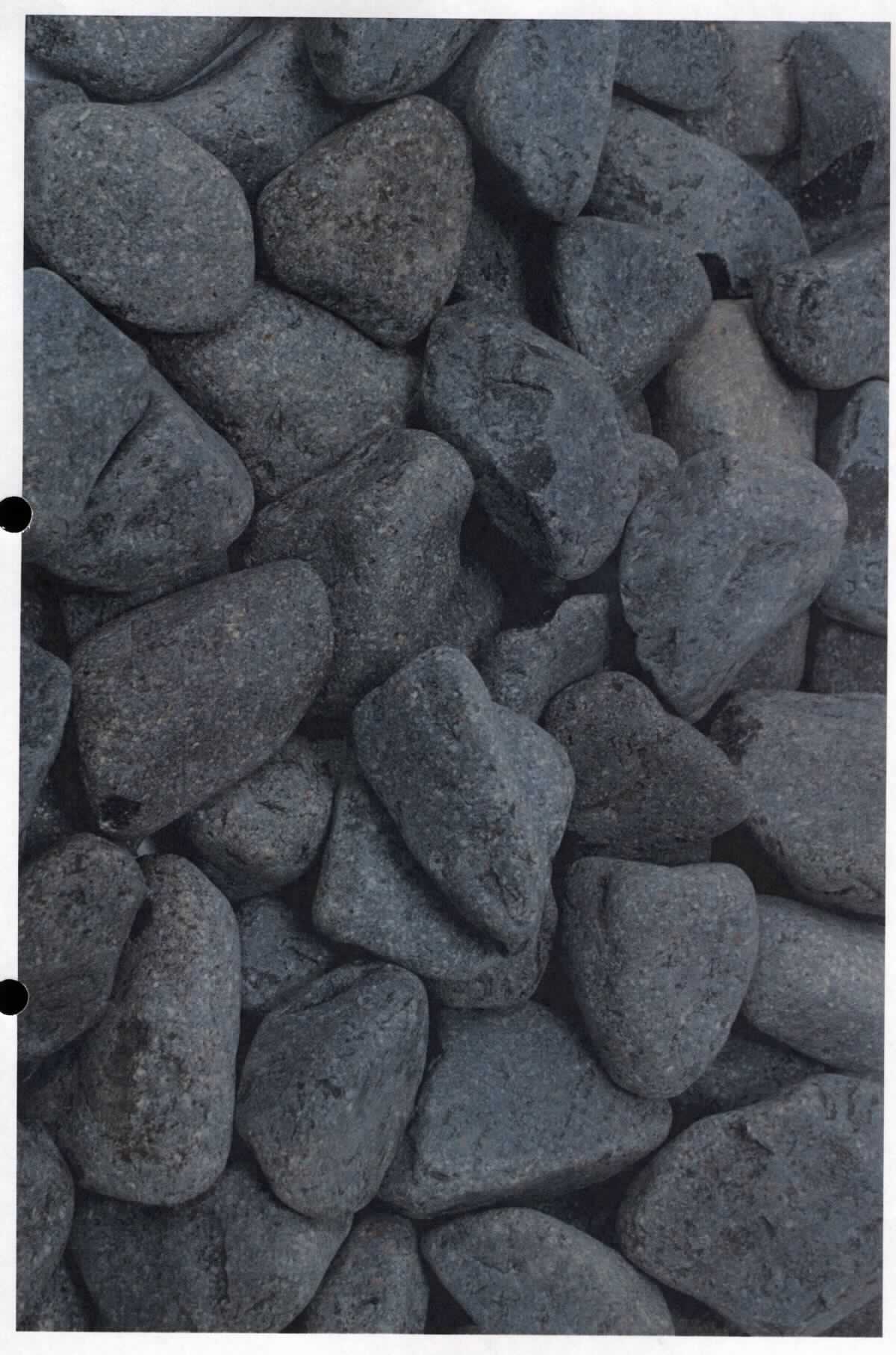 Angaben:
Kies BASALT PEBBLES
Bearbeitung: getrommelt
Farbe: anthrazit
Material: Basalt 
Herkunft: Türkei 
Größe: 20-40 mm  
Größe: 40-60 mm 

Befund:
Bearbeitete Werksteine und Waren daraus