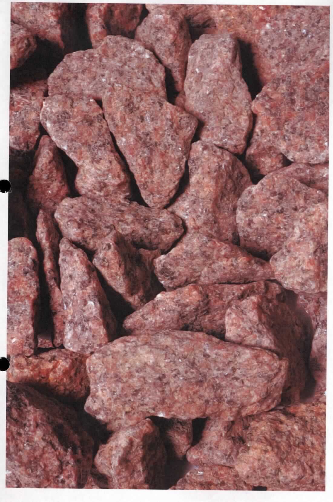 Angaben:
Splitt ZORA
Bearbeitung: gebrochen
Farbe: rötlich-grau, feinkörnig
Material: Granit 
Herkunft: Deutschland 
Größe: 8-16 mm 
Größe: 16-32 mm 

Befund:
Körnungen von Steinen der Position 2516