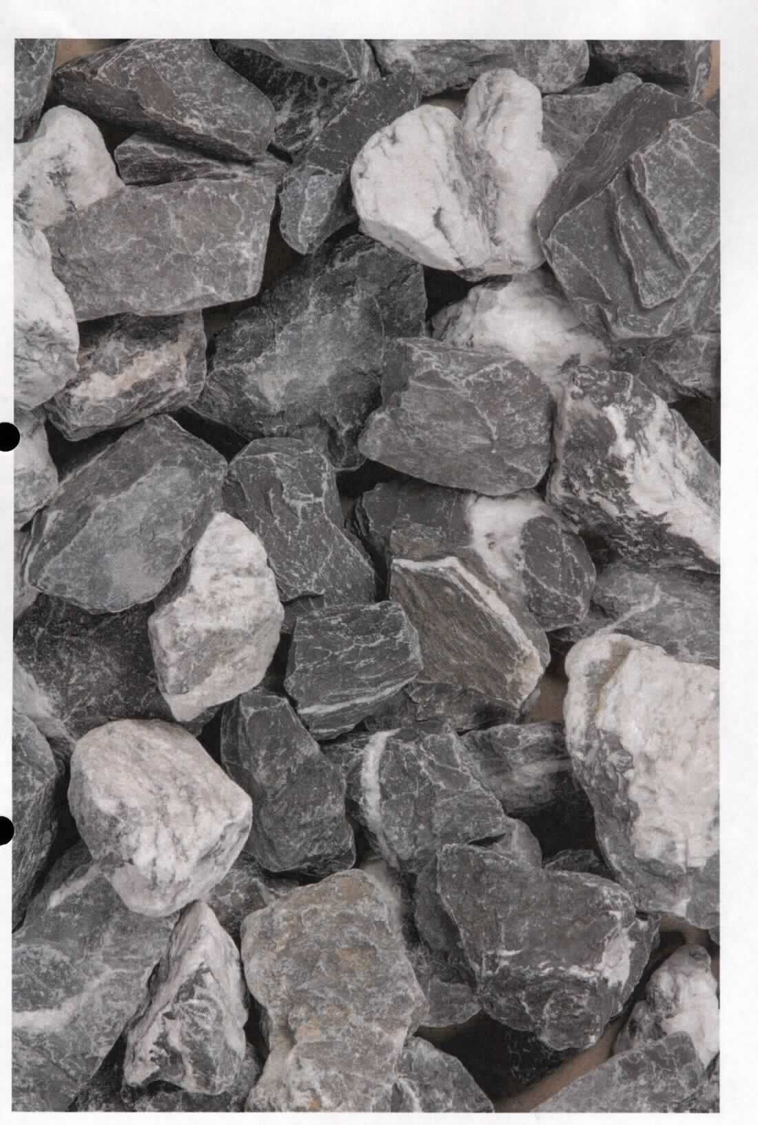Angaben:
Splitt GRAUBÜNDNER
Bearbeitung: gebrochen
Farbe: anthrazit mit weißer Aderung
Material: Kalkstein 
Herkunft: Schweiz 
Größe: 32-42 mm  
Größe: 63-100 mm 

Befund:
Körnungen von Steinen der Position 2515 oder 2516