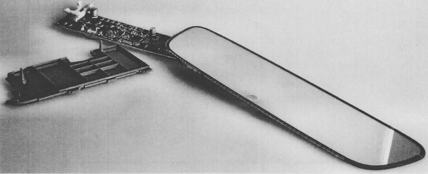 Spiegel aus Glas, sog. Innenrückspiegel für Kraftfahrzeuge, Foto siehe Anlage,
- Spiegelglas für Rückspiegel (charakterbestimmend),
- - optisch nicht bearbeitet (keine Ware des Kapitels 90),
- - in den Abmessungen von ca. 26 x 6,5 cm,
- - nicht gerahmt bzw. nicht mit einem Gehäuse,
- mit einer gedruckten und bestückten Schaltung, die auf eine Kunststoffrückplatte aufgesteckt ist,
- verfügt über eine elektronisch gesteuerte Abblendvorrichtung, durch die sich das Spiegelglas 
  an die Helligkeit des Umgebungslichts anpasst (sog. elektrochromes selbstabblendendes Glas für
  Kfz-Rückspiegel),
- wird als Rückspiegel in Kraftfahrzeugen eingebaut.

"Spiegel aus Glas, Rückspiegel für Fahrzeuge, elektrochromes selbstabblendendes Glas für Kfz-Rückspiegel"