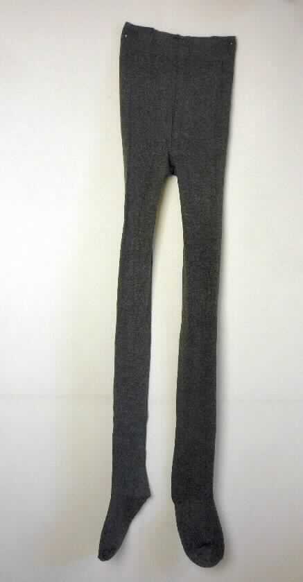 Strumpfhose, sog. Bambus Strumpfhosen, Art. 7816001, Größe M (40/42), Foto siehe Anlage,
- aus ca. 1,1 mm dicken, buntgewirkten Gewirken (melierte Garne) aus laut Antrag 70 % Viskose aus 
  Bambuszellstoff (künstliche Chemiefasern), 28 % Polyamid und 2 % Elasthan (Elastomergarn, 
  beides synthetische Chemiefasern),
- in der Taille abschließend; mit einem ca. 3,5 cm breiten, doppelt gearbeiteten, elastischen Bund, 
- ohne Öffnung und ohne Verschluss, 
- mit einem Zwickel, 
- im Strumpfbereich nahtlos gewirkt; mit Fußteil mit ausgearbeiteter Ferse.

"Strumpfhose aus Gewirken, andere als solche mit degressiver Kompression, aus künstlichen Chemiefasern"