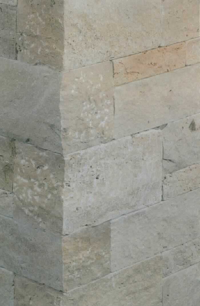 Angaben:
Schlossmauersteine, TOLEDO
Bearbeitung: Sichtflächen spaltrau, lager- & Stirnflächen gesägt, Kanten getrommelt
Farbe: braun-beige 
Material Travertin 
Herkunft: Türkei 
Größe 7,5 x 18-20 x 30-60 cm  
Größe 15 x 18-20 x 30-60 cm  
Größe 22,5 x 18-20 x 30-60 cm 

Befund:
Bearbeitete Werksteine und Waren daraus