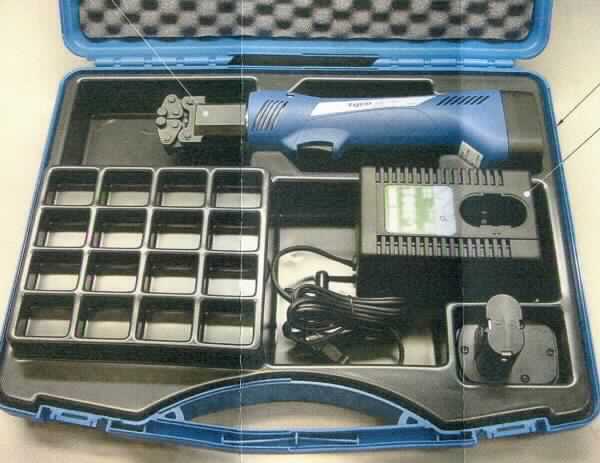 Handcrimpzange,
- in Form eines von Hand zu führenden, zangenähnlichen Werkzeugs aus Kunststoffgehäuse, 
  Crimpkopf, Betätigungshebel und eingebautem Elektromotor (Abbildung siehe Anlage),
- zur Verwendung als handgeführtes Werkzeug zum Crimpen von Kabelverbindungen, Aderendhülsen 
  und Kabelschuhen,
- geliefert mit einem Akku-Ladegerät und Akkumulator  (Beipack) in einem besonders hergerichteten und für den 
  dauernden Gebrauch aufgemachten Behältnis (Transportkoffer).
Die Handcrimpzange bestimmt den Charakter des Ganzen (Abbildung siehe Anlage) 

"Von Hand zu führendes Werkzeug mit eingebautem Elektromotor, keine Bohrmaschine, zum Betrieb ohne externe Energiequelle, in einem zum dauernden Gebrauch bestimmten Behältnis (Warenzusammenstellung aus Handcrimpzange -charakterbestimmend- und Beipack) - Handcrimpzange"