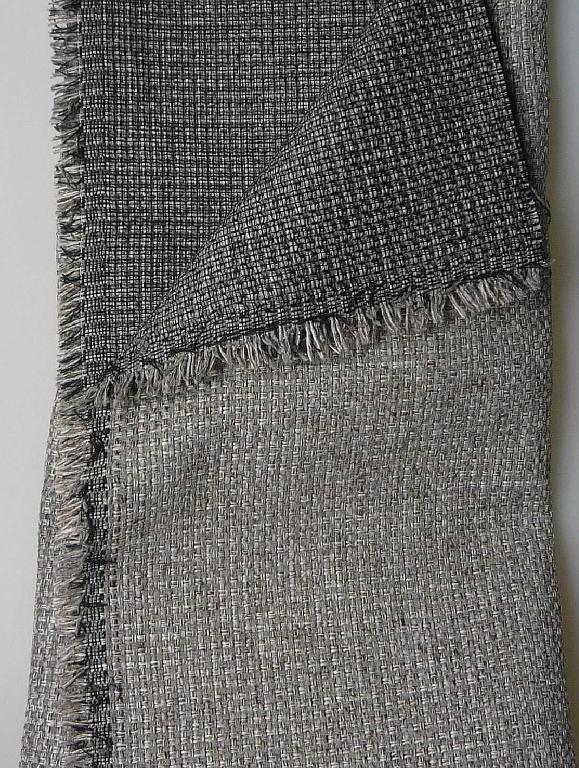 Gewebe, sog. Möbelbezugsstoff, Foto siehe Anlage,
- als Meterware, mit einer Breite von mehr als 30 cm,
- laut Untersuchungsergebnis:
-- aus ungezwirnten, nicht hochfesten Garnen aus synthetischen Filamenten (laut Antrag: Polyester) und 
   Garnen aus synthetischen Spinnfasern (laut Antrag: Polyester),
-- mit einem Gesamtanteil an:
--- synthetischen Filamenten von ca. 75 GHT,
--- synthetischen Spinnfasern von ca. 25 GHT,
-- buntgewebt.

"Gewebe aus Garnen aus synthetischen Filamenten, anderes als in den Unterpositionen 5407 10 bis 5407 84
 genannte, buntgewebt"