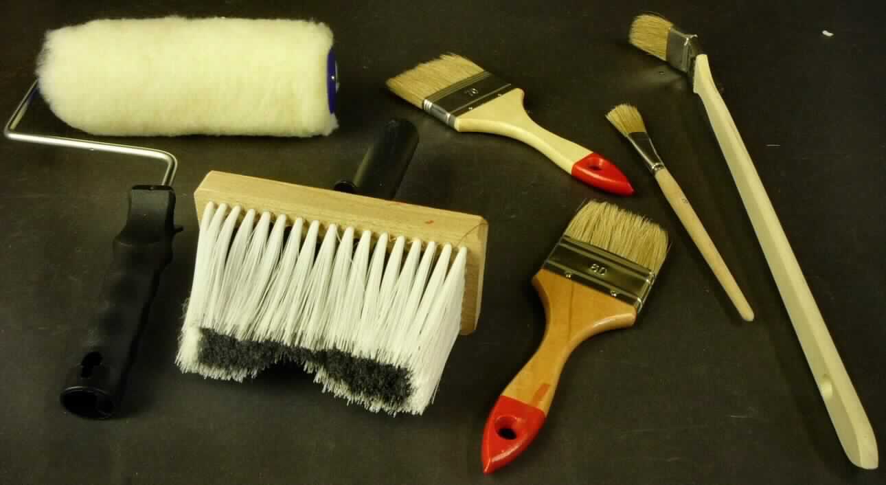 Sog. "Anstreich-Set, 6-teilig, Art.-Nr. 66016/1", siehe Abbildung, in Form einer Warenzusammenstellung in Aufmachung für den Einzelverkauf, im Wesentlichen bestehend aus
- einem Roller zum Anstreichen, ca. 29,5 x 20,5 cm (= L x B) groß, mit Kunststoffröhre, Spinnstoffplüschumhüllung (ca. 18,5 x 7,0 cm = L x D) und einer Halterung aus unedlem Metall und Kunststoffgriff,
- einer Bürste zum Anstreichen, ca. 21,0 x 15,0 x 7,0 cm (= L x B x T) groß, mit einer Fassung aus Holz, Einzugsmaterial aus Kunststoff und einem Kunststoffgriff,
- einem Universalpinsel mit einem Stiel aus Holz, Länge ca. 22,0 cm, mit einem Borstenbüschel und einer konischen Fassung aus unedlem Metall,
- einem Flachpinsel, Länge ca. 43,5 cm, mit einem Borstenbüschel in einer rechteckigen Fassung aus unedlem Metall mit der Prägung "35 mm" und einem Stiel aus Holz,
- einem Flachpinsel, Länge ca. 21,0 cm, mit einem Borstenbüschel in einer rechteckigen Fassung aus unedlem Metall mit der Prägung "60" und einem Stiel aus Holz und
- einem Flachpinsel, Länge ca. 21,0 cm, mit einem Borstenbüschel in einer rechteckigen Fassung aus unedlem Metall mit der Prägung "70 mm" und einem Stiel aus Holz.

Die Pinsel und die Bürste bestimmen aufgrund ihres Umfanges den Charakter der Warenzusammenstellung.
Die Erzeugnisse sind gemeinsam in einer Kunststofftüte mit einem bedruckten Pappkarton für den Einzelverkauf aufgemacht.

Die Warenzusammenstellung ist als "Bürsten und Pinsel zum Auftragen von Anstrichfarben, Lack oder dergleichen" einzureihen.