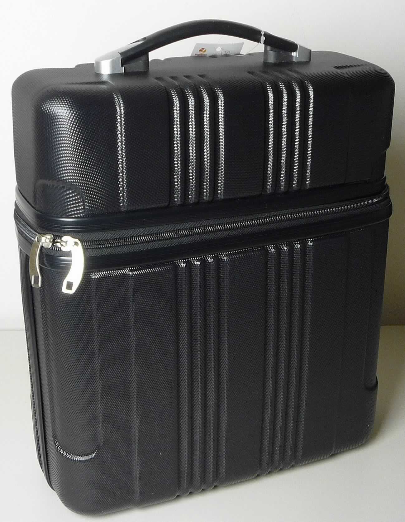 Reisekofferähnliches Behältnis, sog. Fahrrad - Case, Foto siehe Anlage,
- in zwei Farben (Art.-Nr. 46370 schwarz; Art.-Nr. 46371 silber),
- mit einer Außenseite aus formgepresstem Kunststoff (geprägt), 
- in den Abmessungen: ca. 35,5 cm (Breite) x ca. 42,5 cm (Höhe) x ca. 15,5 cm (Tiefe)
- mit einem Handtragebügel ausgestattet,
- auf der Rückseite mit zwei Kunststoffhaken zum Einhängen an einem Fahrrad-Gepäckträger,
- im oberen Drittel mit einem an drei Seiten umlaufenden doppelten Reißverschluss zu öffnen, 
- mit einem Fach ohne weitere Aufteilung,
- gefüttert.

"Reisekofferähnliches Behältnis, mit Außenseite aus formgepresstem Kunststoff"