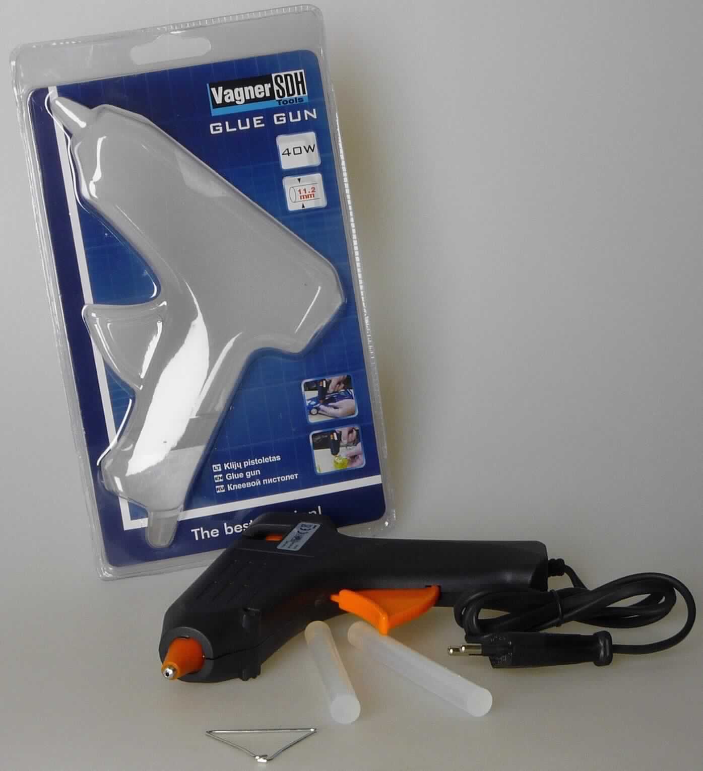 Sog. Heißklebepistole, 40 Watt, Art.Nr.: 20800,
- aus einem pistolenförmigen Gehäuse aus Kunststoff, mit Hebelmechanik, Ausgabedüse, 
  Aufnahmevorrichtung für Klebepatronen mit einem Durchmesser von 11 mm, Netzkabel und 
  noch nicht montiertem Drahtbügel,
- zum Schmelzen der Klebstoffpatrone durch Erhitzen und zum Auftragen des Klebstoffes,
- für eine Spannung von 220 - 240 VAC bei einer Leistung von 45 Watt,
- nach Art und Beschaffenheit zur Verwendung im Haushalt bestimmt (keine Ware der Pos. 8419),
- in einer gemeinsamen Verkaufsumschließung mit 2 Klebstoffpatronen (Beipack).
Abbildung siehe Anlage.

Die Heißklebepistole bestimmt den Charakter des Ganzen.

"Anderes Elektrowärmegerät für den Haushalt, anderes als in TARIC-Code 8516 71 00 00 bis 8516 79 70 10 genannt, noch nicht zusammengesetzt, mit Drahtbügel (Warenzusammenstellung aus Heißklebepistole 
-charakterbestimmend- und Beipack) - sog. Heißklebepistole"