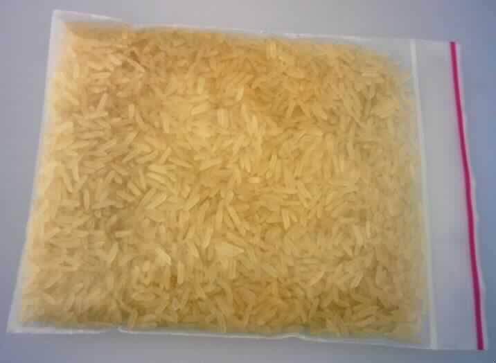 Parboiled Langkorn Reis

Antragsangaben, als zutreffend unterstellt: Reis-Irri-9 in Säcken à 10 kg und 20 kg.

Äußere Beschaffenheit der vorgelegten Warenprobe:
Gelblich weiße, augenscheinlich vollständig geschliffene, ganze Reiskörner, mit einem jeweils geringen Anteil an halb geschliffenen Reiskörnern und Bruchreis, abgepackt in einem transparenten Musterbeutel aus Kunststoff. Augenscheinlich entspricht der Reis einem parboiled Reis, besitzen die Körner eine Länge von mehr als 6,0 mm und ein Verhältnis der Länge zur Breite von 3 oder mehr und beträgt der Gehalt an vollständig geschliffenen, ganzen Reiskörnern mindestens 90 GHT. Die Körner sind augenscheinlich weder vorgekocht noch gegart. 

Vollständig geschliffener Reis, auch poliert oder glasiert, parboiled, langkörnig, mit einem Verhältnis der Länge zur Breite von 3 oder mehr, in unmittelbaren Umschließungen mit einem Gewicht des Inhalts von mehr als 5 kg, anderer.
