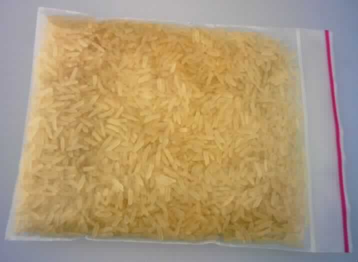 Parboiled Langkorn Reis

Antragsangaben, als zutreffend unterstellt: Reis-Irri-9 in Säcken à 5 kg.

Äußere Beschaffenheit der vorgelegten Warenprobe:
Gelblich weiße, augenscheinlich vollständig geschliffene, ganze Reiskörner, mit einem jeweils geringen Anteil an halb geschliffenen Reiskörnern und Bruchreis, abgepackt in einem transparenten Musterbeutel aus Kunststoff. Augenscheinlich entspricht der Reis einem parboiled Reis, besitzen die Körner eine Länge von mehr als 6,0 mm und ein Verhältnis der Länge zur Breite von 3 oder mehr und beträgt der Gehalt an vollständig geschliffenen, ganzen Reiskörnern mindestens 90 GHT. Die Körner sind augenscheinlich weder vorgekocht noch gegart. 

Vollständig geschliffener Reis, auch poliert oder glasiert, parboiled, langkörnig, mit einem Verhältnis der Länge zur Breite von 3 oder mehr, in unmittelbaren Umschließungen mit einem Gewicht des Inhalts von 5 kg oder weniger, anderer als Basmatireis.
