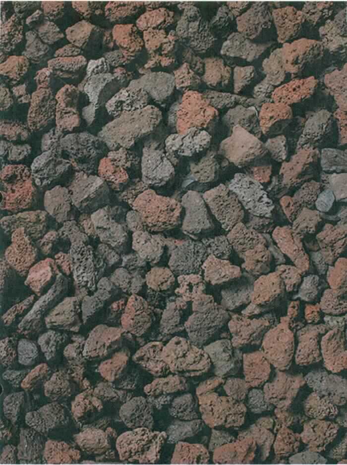 Angaben:
Splitt LAVA 
Bearbeitung: gebrochen 
Farbe: braun-bunt 
Material: Lava 
Herkunft: Deutschland 
Größe: 8-16 mm  
Größe: 16-32 mm 

Befund:
Körnungen von Steinen der Position 2516