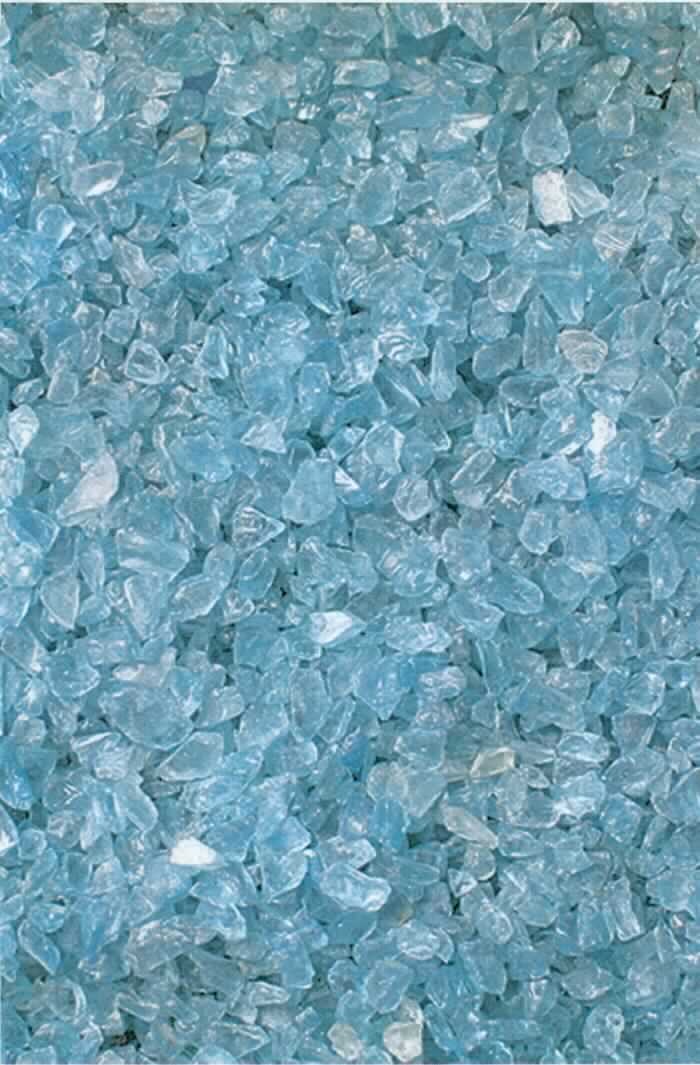 Scherben von Glas, sog. Splitt GLAS -azurblau, Artikel SG3260102, Foto siehe Anlage,
- ein Warenmuster wurde nicht vorgelegt; die Einreihung erfolgt anhand der Antragsangaben,
- in Form von unregelmäßig geformten Brocken aus Glas,
- mit unregelmäßigen Bruchkanten (ohne scharfe Kanten),
- laut Antrag mit einer Größe (Körnung) von 5 mm bis 10 mm,
- soll zu Dekorationszwecken im Gartenbereich verwendet werden,
- aufgrund der Größe der Glasstücke kein Glas der Position 3207.

"Bruchglas und andere Abfälle und Scherben von Glas"
