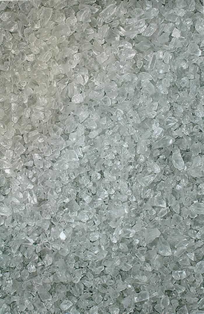Scherben von Glas, sog. Splitt GLAS -weiss-, Artikel SG3260104, Foto siehe Anlage,
- ein Warenmuster wurde nicht vorgelegt; die Einreihung erfolgt anhand der Antragsangaben,
- in Form von unregelmäßig geformten Brocken aus Glas,
- mit unregelmäßigen Bruchkanten (ohne scharfe Kanten),
- laut Antrag mit einer Größe (Körnung) von 5 mm bis 10 mm,
- soll zu Dekorationszwecken im Gartenbereich verwendet werden,
- aufgrund der Größe der Glasstücke kein Glas der Position 3207.

"Bruchglas und andere Abfälle und Scherben von Glas"