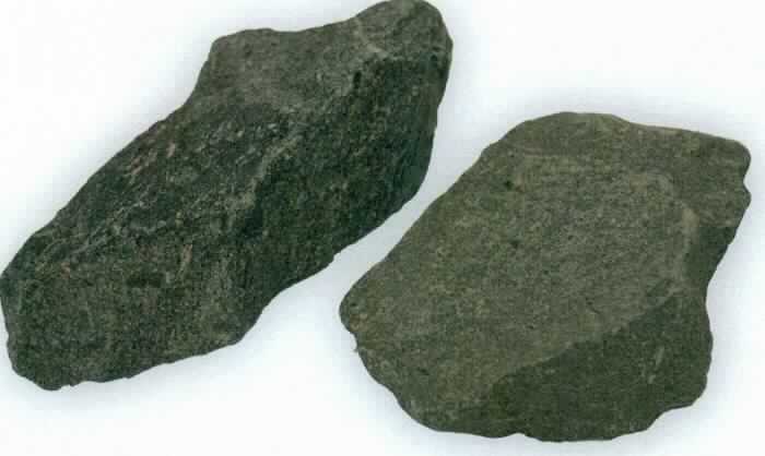 Angaben:
Brocken / Gabionenfüllung GRAUWACKE 
Bearbeitung: gebrochen 
Farbe: dunkelbraunrot-grau 
Material: Sandstein 
Herkunft: Deutschland 
Größe: 50-100 mm

Befund:
Körnungen von Steinen der Position 2516