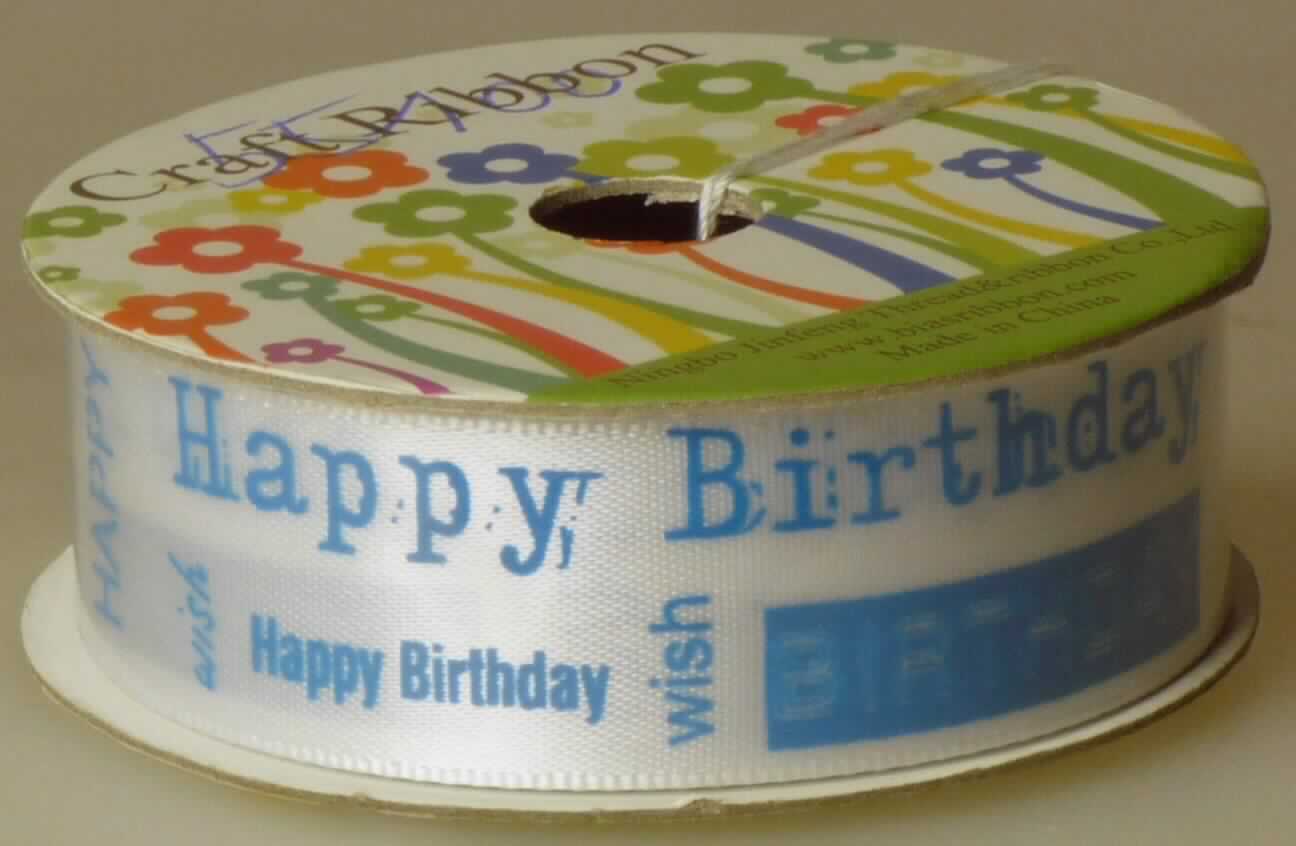 Band, sog. Geschenkbandrolle Happy Birthday, Foto siehe Anlage,
- auf eine Rolle aus Pappe gewickelt,
- als Meterware; laut Antrag mit einer Länge von 300 cm und einer Breite von 2 cm,
- aus einem einfarbigen Gewebe aus laut Antrag Polyester (synthetische Chemiefasern), mit Schriftzügen bedruckt,
- mit echten Webkanten an beiden Längsseiten,
- kein Samt, Plüsch, Chenille- oder Schlingengewebe,
- keine Elastomergarne oder Kautschukfäden enthaltend.                                                  

"Band, keine Ware der Position 5807, anderes als in den Unterpositionen 5806 10 und 5806 20 genannte, 
 aus Chemiefasern, mit echten Webkanten"
