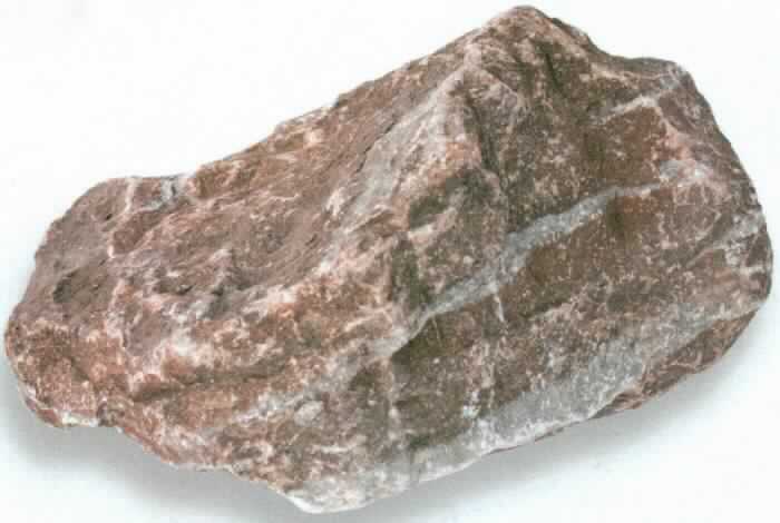 Angaben:
Brocken / Gabionenfüllung ROUGE ROYAL 
Bearbeitung: gebrochen 
Farbe: rot-weiß 
Material: Marmor 
Herkunft: Griechenland 
Größe: 60-120 mm 

Befund:
Körnungen/Granalien, Splitter und Mehl von Steinen der Position 2515