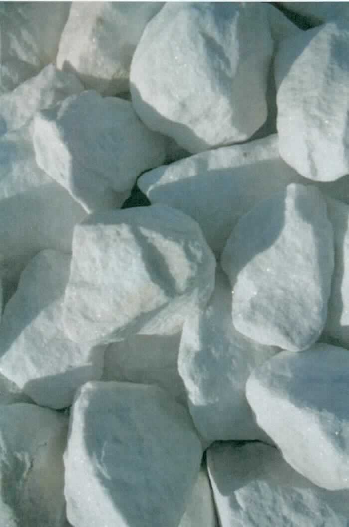 Angaben:
Brocken / Gabionenfüllung THASSOS 
Bearbeitung: gebrochen 
Farbe: weiß 
Material: Marmor 
Herkunft: Griechenland 
Größe: 40-60 mm 
Größe: 60-100 mm 

Befund:
Körnungen, Splitter und Mehl von Steinen der Position 2515