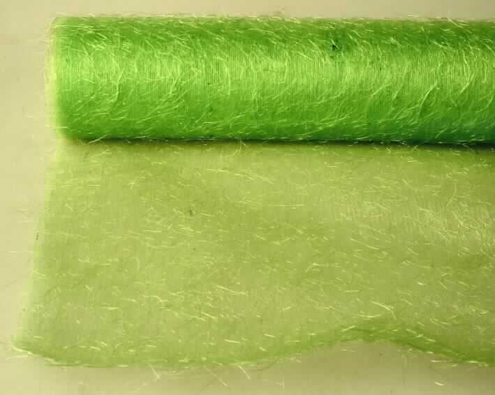 Kettplüsch, sog. Dekorationsstoff auf Rolle Artikel 3, Foto siehe Anlage,
- als Meterware,
- mit einer Breite laut Antrag von 40 cm,
- laut Untersuchungsergebnis:
-- aus einem Grundgewebe und einem Flor aus Garnen aus synthetischen Chemiefasern
   (laut Antrag aus Polyamid),
-- aufgeschnitten,
-- die Ränder sind nur geschnitten, somit nicht konfektioniert,
-- gefärbt.

"Kettplüsch, gewebt, anderer als in den Positionen 5802 und 5806 genannte, aus 
 Chemiefasern, aufgeschnitten"