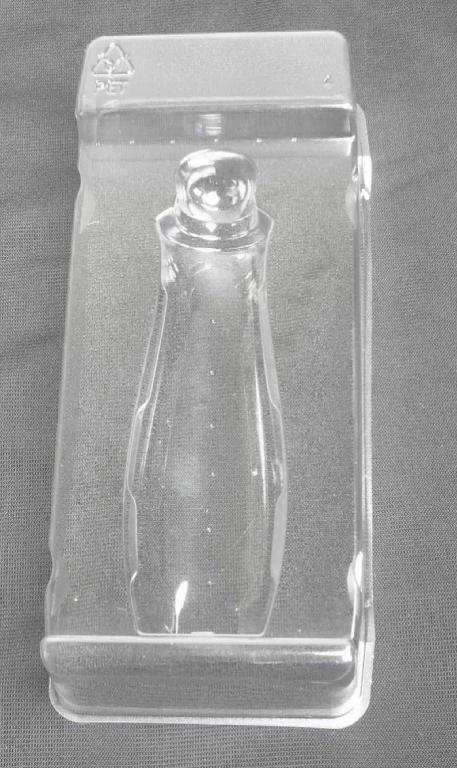 Bei dem durch ein Warenmuster veranschaulichten Artikel handelt es sich um eine Blisterverpackung aus einer transparenten Folie aus PET, einem Kunststoff im Sinne der Anmerkung 1 zu Kapitel 39. Die 14,5 x 6, 3,5 cm große Ware besteht aus einer Halbschale mit einer spezifisch ausgeformten Vertiefung, soll lt. Antrag in Pappschachteln eingelegt werden und dient dort als Verpackung für z.B. Parfümflakons (nicht Gegenstand der vZTA). 

Derartige Erzeugnisse werden zolltariflich als "Transport- oder Verpackungsmittel aus Kunststoffen, andere als in den TARIC-Codes 3923 1000 10 bis 3923 5090 00 genannt" eingereiht.
