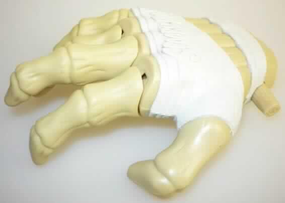 Anderes als zuvor von der Position 9503 erfasstes Spielzeug, mit eingebautem Motor, aus Kunststoff, sog. Motiv "Creeping Hand" aus der Aktion "Mc Donald's - Egypt Scooby Doo 2010".

Das ca. 12 cm große Erzeugnis stellt eine skelettierte Hand mit beweglichen Fingern dar. Sie ist mit zwei kleinen Rollen an der Unterseite und einem Aufziehmotor versehen.  

Die mit einem Beipackzettel in einem Polyethylenbeutel für den Einzelverkauf aufgemachte Ware dient der spielerischen Unterhaltung von Kindern. 

Ein Bild der Ware befindet sich im Internet unter:
http://ec.europa.eu/taxation_customs/dds/ebticau_de.htm.