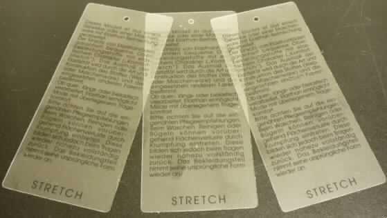 Bei der als "Etikett" bezeichneten Ware handelt es sich um einen etwa 5 x 11 cm großen, an den Ecken abgerundeten Zuschnitt aus transparenter Kunststofffolie. Er ist einseitig mit ausführlichen Informationen zu einem Kleidungsstück (stoffliche Zusammensetzung und die sich daraus ergebenden Besonderheiten, Pflegeempfehlungen und -hinweise) bedruckt und dazu bestimmt an diesem angebracht zu werden.

Abbildung siehe Anlage.

Derartige Waren gehören als "durch Text charakterisierte, zum Lesen bestimmte Druckerzeugnisse, in losen Bogen oder Blättern" zur Codenummer 4901 1000 00 des Integrierten Zolltarifs der EG (TARIC).