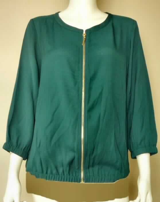 Jacke, sog. Damenbluse, Größe 38, Foto siehe Anlage,
- aus etwa 0,4 mm dicken, einfarbigen Geweben aus laut Antrag 53% Polyester (synthetische Chemiefasern)
  und 47% Viskose (künstliche Chemiefasern),
- über die Taille reichend (Rückenlänge: etwa 62 cm),
- mit rundem Halsausschnitt,
- vorn mit einer durchgehenden Öffnung mit Reißverschluss; ohne Hinweise auf den Trägerkreis (unisex),
- mit 3/4-langen Ärmeln; an den Ärmelenden elastisch verengt,
- am unteren Rand mit einem verengenden, elastischen Abschluss, deshalb keine Bluse der Position 6206.

"Jacke, aus Geweben, für Frauen, aus synthetischen Chemiefasern, keine Arbeits- und Berufskleidung"