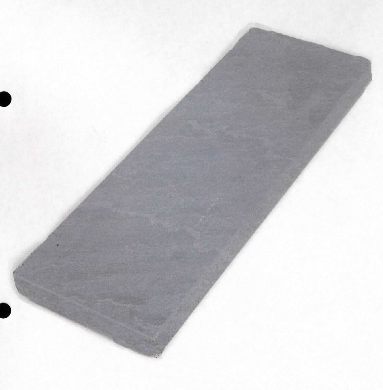 Angaben:
Abdeckplatten ATLAS
Bearbeitung: Oberfläche spaltrau und sehr eben, Kanten überspitzt, Unterseite kalibriert mit Wassernase an den Längsseiten 
Farbe: grau 
Material: Sandstein 
Herkunft: Indien 
Größe 4 x 28 x 100 cm 30 kg/Stück

Befund:
Bearbeitete Werksteine und Waren daraus
