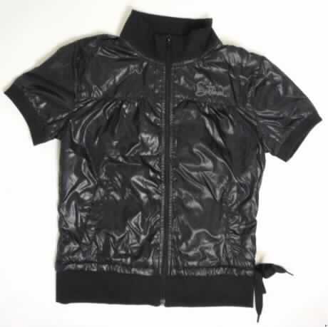 Jacke, sog. Bekleidung aus Kunststoff (Art. D5020N4314), Größe M, siehe Foto,
- aus 0,2 mm dicken, einfarbigen Geweben aus lt. Antrag 100% Polyamid (synthetische 
  Chemiefasern), somit keine Kleidung aus Kunststoff des Kapitels 39,
- leicht gefüttert,
- über die Taille reichend (Rückenlänge: 57 cm), 
- mit einem Stehkragen aus Gewirken,
- vorn mit einer durchgehenden Öffnung mit Reißverschluss,
- ohne Merkmale, die auf den Trägerkreis schließen lassen (unisex),
- mit kurzen Ärmeln (somit kein Blouson oder eine andere Ware der Position 6202); mit 
  verengenden Abschlüssen aus Gewirken,
- vorn mit zwei eingesetzten Taschen unterhalb der Taille,
- mit einem eingezogenen Zugband 7 cm oberhalb des unteren Randes,
- am unteren Rand mit einem verengenden, gewirkten Bund.