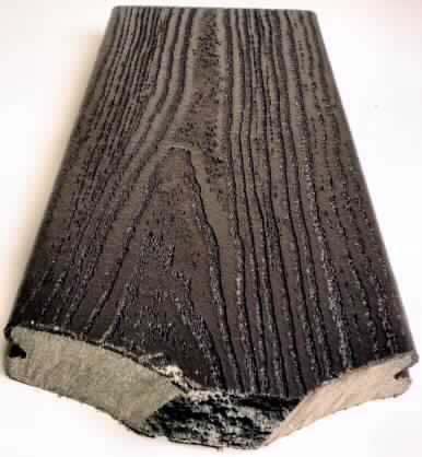 Angaben des Antragstellers:
Terrassendiele - Material: 48,5 % Holz, 48,5 % Polymer, 3 % Pigment

Untersuchungsergebnisse an einem Warenmuster:
Teilstücke einer dunkelbraunen Bodendiele mit einem hellbraunen, faserhaltigen Kern (Breite: ca. 13,7 cm; Dicke: ca. 2,5 cm), seitlich jeweils mit einer Nut und an der Oberseite mit einer nachempfundenen Holzstruktur versehen (vgl. Abbildung).

Befund:
Es liegt ein Bodenbelag aus gefülltem Kunststoff im Sinne der Position 3918 vor.