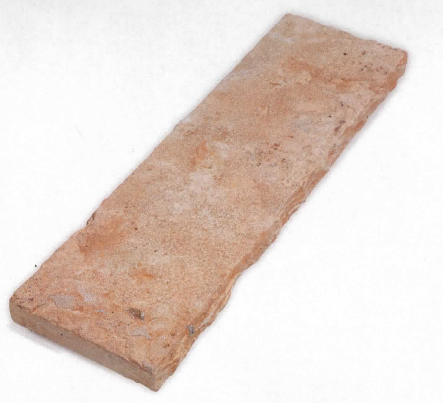 Angaben:
Abdeckplatten DORATO antik
Bearbeitung: Oberseite geschliffen, Unterseite gestockt, beide Längsseiten bossiert, Köpfe gesägt, getrommelt
Farbe: gold-gelb-beige 
Material Travertin 
Herkunft Türkei 
Größe 6 x 30 x 65 - 100 cm 45 kg/lfm 
 
Befund:
Bearbeitete Werksteine und Waren daraus