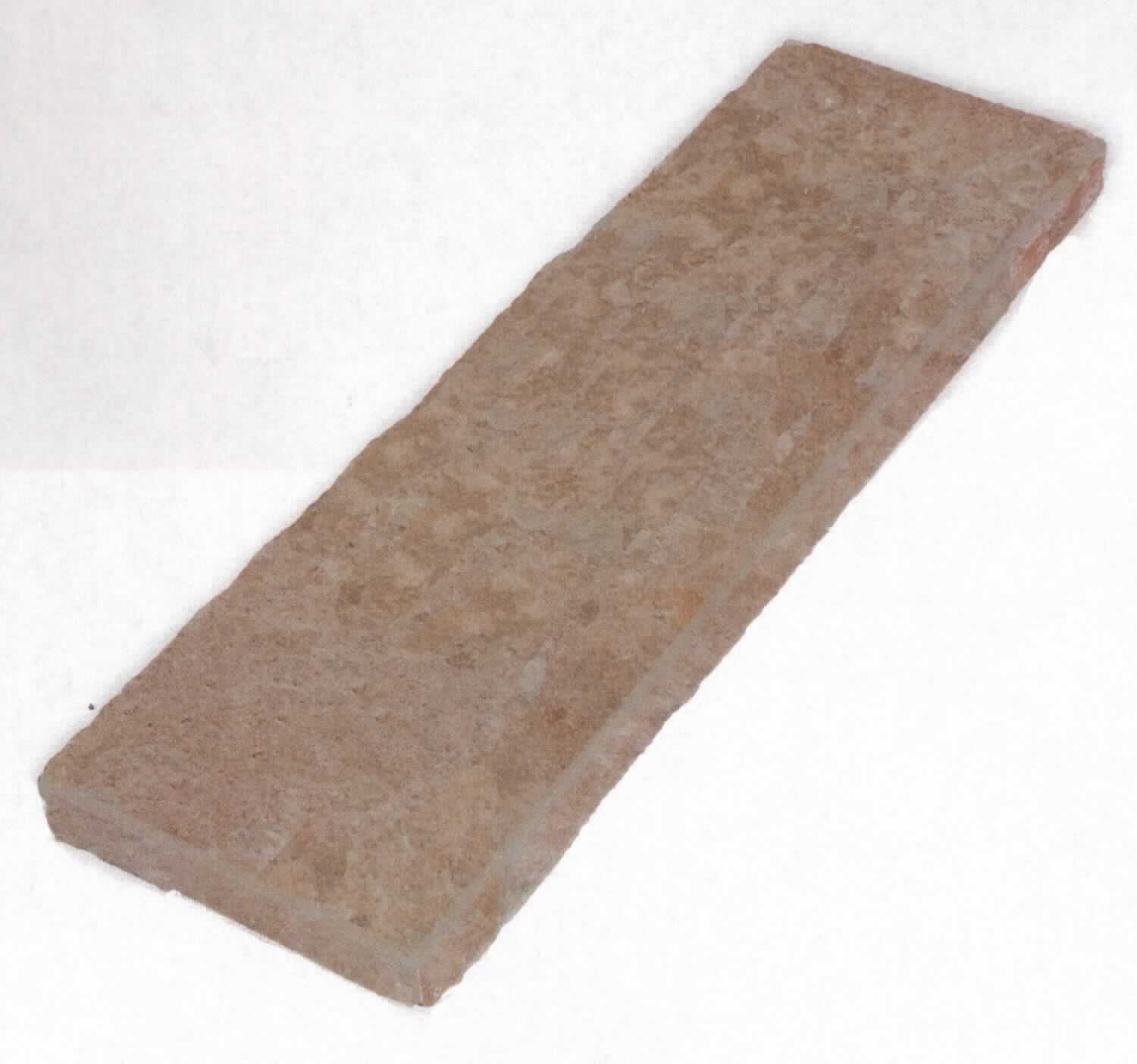 Angaben:
Abdeckplatten NOCE TOROSA® antik
Bearbeitung: Oberseite geschliffen, Unterseite gestockt, beide Längsseiten bossiert, Köpfe gesägt, getrommelt 
Farbe: hellbraun 
Material: Travertin 
Herkunft: Türkei 
Größe 6 x 30 x 65-100 cm 45 kg/lfm

Befund:
Bearbeitete Werksteine und Waren daraus