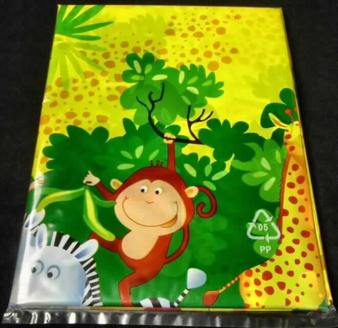 Angaben des Antragstellers: Plastiktischdecke in der Größe 180 x 120 cm mit einer Dicke von 0,04 mm.

Untersuchungen an einem Warenmuster: bedruckte Tischdecke ohne weitere Bearbeitung.
Die Tischdecke besteht aus Polyethylen mit einer Dichte von mehr als 0,94 g/ccm.