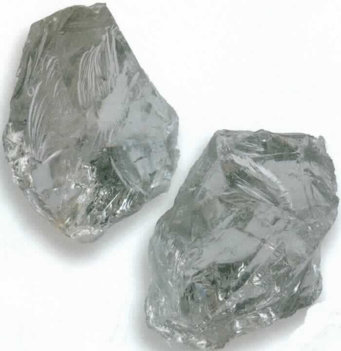 Scherben von Glas, sog. Brocken/ Gabionenfüllung GLASS -weiß, Artikel SG31055385, Foto siehe Anlage,
- ein Warenmuster wurde nicht vorgelegt; die Einreihung erfolgt anhand der Antragsangaben,
- in Form von unregelmäßig geformten Brocken aus Glas,
- mit unregelmäßigen Bruchkanten (ohne scharfe Kanten),
- laut Antrag mit einer Größe (Körnung) von 8 cm bis 10 cm,
- soll zur Befüllung von Gabionen verwendet werden.

"Bruchglas und andere Abfälle und Scherben von Glas"