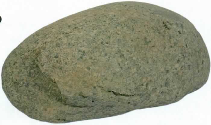 Angaben:
Findlinge OSTSEE-FINDLINGE 
Bearbeitung: naturrund 
Farbe: rot-grau-bunt 
Material: Granit 
Herkunft: Deutschland 
Größe: 50-120 cm 

Befund:
Granit, roh