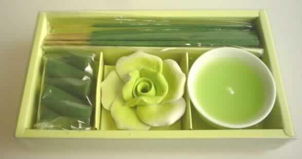 Aromaset Jasmin

Bei der Warenprobe handelt es sich um ein Set bestehend aus 10 Räucherstäbchen, 6 Duftkegeln, einer Räucherstäbchenhalterung in Blütenform aus Keramik und einer in ein Keramikschälchen eingegossenen Kerze, in einer Kartonbox mit durchsichtigem Kunststoffdeckel, in Aufmachung für den Einzelverkauf.

Bei der Ware handelt es sich um eine Warenzusammenstellung zum Parfümieren von Räumen. Die Räucherstäbchen und die Duftkegel (beides Waren der HS-Position 3307) werden aufgrund der Menge als charakterbestimmende Bestandteile der Warenzusammenstellung angesehen.