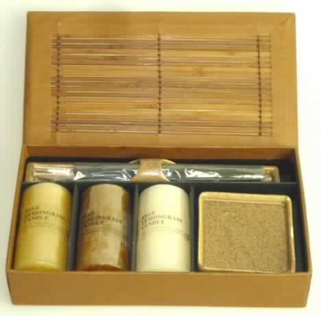 Angaben:
Aromaset: Lemongras braun/beige, bestehend aus 3 runden Blockkerzen-Porzellanunterteller-Räucherstäbchen-Porzellanhalterung; Duftnote Lemongras, verpackt in Karton mit Deckel mit Bambusmatten verziert
Es wurden vertrauliche Angaben zum Wert der einzelnen Bestandteile gemacht.

Feststellungen:
Warenzusammenstellung bestehend aus:
1) 3 zylinderförmigen, parfümierten Kerzen in den Farben honig, braun und beige (Höhe ca. 7 cm; Durchmesser ca. 3,5 cm), verpackt in Klarsichtfolie mit Etikett
2) einem quadratischen kamelfarbenem Unterteller (6,5 cm x 6,5 cm) zum Aufstellen der Kerzen  (lt. Antragsteller aus Keramik)
3) 5 braunen Räucherstäbchen (Länge: ca. 17 cm), verpackt in Klarsichtfolie in einer kamelfarbenen Räucherstäbchenhalterung in Rechteckform ( 2,5 cm x 17 cm; lt. Antragsteller aus Keramik)

Die Teile sind zusammen in einem Karton (Box) mit  einem mit Bambusmatten verzierten Deckel verpackt.
Angabengemäß enthalten die Kerzen weder Benzol noch Toluol. Dies wird als zutreffend unterstellt.

Befund:
Warenzusammenstellung in Aufmachung für den Einzelverkauf, bei der die Kerzen, andere als glatt und nicht parfümiert, als charakterbestimmend angesehen werden.
