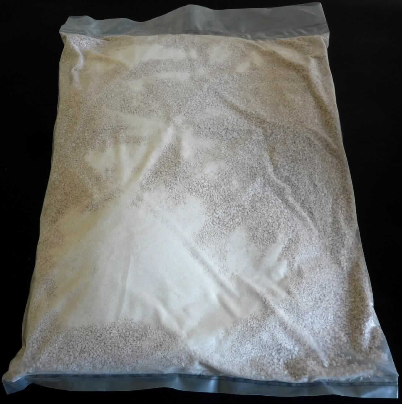 Angaben:
Granuliertes Reinigungs- und Abkrätzsalz zum Behandeln von Aluminiumschmelze. Schmelzmittel für die Aluminiumgießerei. Wird verwendet um den Aluminiumgehalt in der Krätze (Schlacke) zu veringern. Dient auch zur Abdeckung der Schmelze und zum Entfernen von Fremdmetallen. Anwendung: 1. Gleichmäßig über die Schlacke verteilen; 2. 3 bis 4 Minuten aufheizen lassen; 3. In die Krätze einrühren; 4. Die Krätze entfernen. Verpackungen:
1, 2, 5, 10 und 25 kg Beutel, 1000 kg pro Palette.

Feststellungen (aus 2016):
Hellrosafarbenes, hartes Granulat mit einer Korngröße von ca. 1 bis 3 mm in einem transparenten Plastikbeutel.

Befund:
Chemische Erzeugnisse und Zubereitungen der chemischen Industrie oder verwandter Industrien, anderweit weder genannt noch inbegriffen; andere; Hilfsmittel von der in der Gießereiindustrie verwendeten Art.