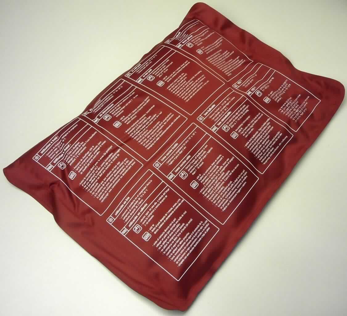 Angaben: 
Hot-Cold-Soft-Pack, Kissen für die Wärme- und Kälteanwendung; Inhalt: Gel aus Glycerin, aqua dest., Hülle: Nylon/PVC. 

Feststellungen:
In einem bunt bedruckten Pappkarton u.a. mit dem Aufdruck "Hot-Cold-Soft-Pack" befindet sich ein rechteckiges Kissen aus einem textilartigen, auf der einen Seite blauen und der anderen Seite roten Stoff, Abmessung ca. 40 x 27 x 3 cm. Das Kissen ist mit einem blauen Gel gefüllt. Die Kissenhülle ist mit Anwendungshinweisen in mehreren Sprachen bedruckt.

Befund: 
Chemische Erzeugnisse und Zubereitungen der chemischen Industrie, anderweit weder genannt noch inbegriffen; andere.