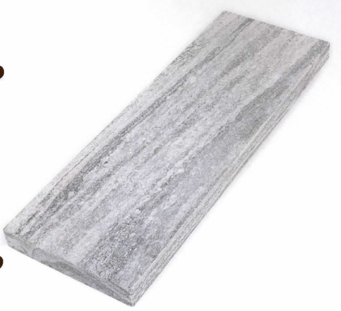 Angaben:
Abdeckplatten / Trittstufen BIASCA EXACTA -satiniert- 
Bearbeitung: allseits gesägt, geflammt & gebürstet, Kanten gefast 
Farbe: silbergrau-liniert 
Material: Gneis 
Herkunft: China 
Größe: 6 x 35 x 100 cm 60 kg / Stück

Befund:
Bearbeitete Werksteine und Waren daraus