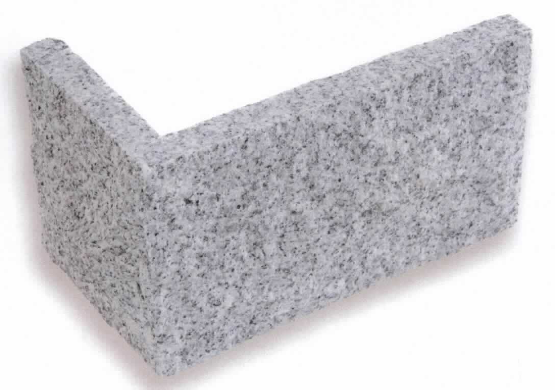 Angaben:
Verblender -Eckteil- BRAVO BROOKSTONE 
Bearbeitung: Oberfläche bossiert, Rückseite & Seiten gesägt, Außenecken 
Farbe: edelgrau 
Material: Granit 
Herkunft: China 
Größe: 20+12 x 9 x 2-4 cm 2,5 kg / Stück 
Größe: 25+14 x 14 x 2-4 cm 5 kg / Stück 
Größe: 30+16 x 19 x 2-4 cm 7 kg / Stück

Befund:
Bearbeitete Werksteine und Waren daraus