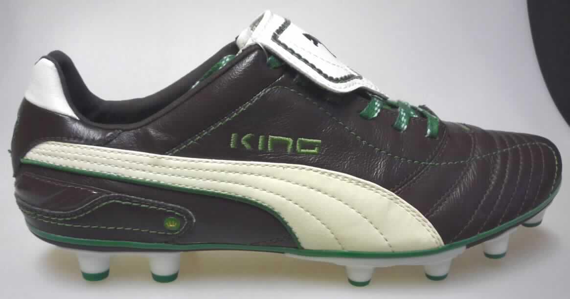 Sportschuhe (lt. Antrag: "Sportschuh", Foto siehe Anlage)
- mit Laufsohlen aus (lt. Antrag) Kautschuk, 
- mit Oberteil (geschlossenes Blatt) aus Leder (den größten Teil der Außenfläche bildend)
  und Kunststoff (Spinnstoff mit einer mit dem bloßen Auge wahrnehmbaren Außenschicht 
  aus Kunststoff),
- mit Schnürsenkelverschluss und Verdeckpatte,
- nach Gestaltung und Ausstattung (u. a. 12 abstehende, stollenähnliche Vorrichtungen) für 
  die Ausübung einer Sportart (Fußball) bestimmt

"Sportschuhe mit Laufsohlen aus Kautschuk und Oberteil aus Leder, andere als in der UPos.
 6403 1200 genannt"