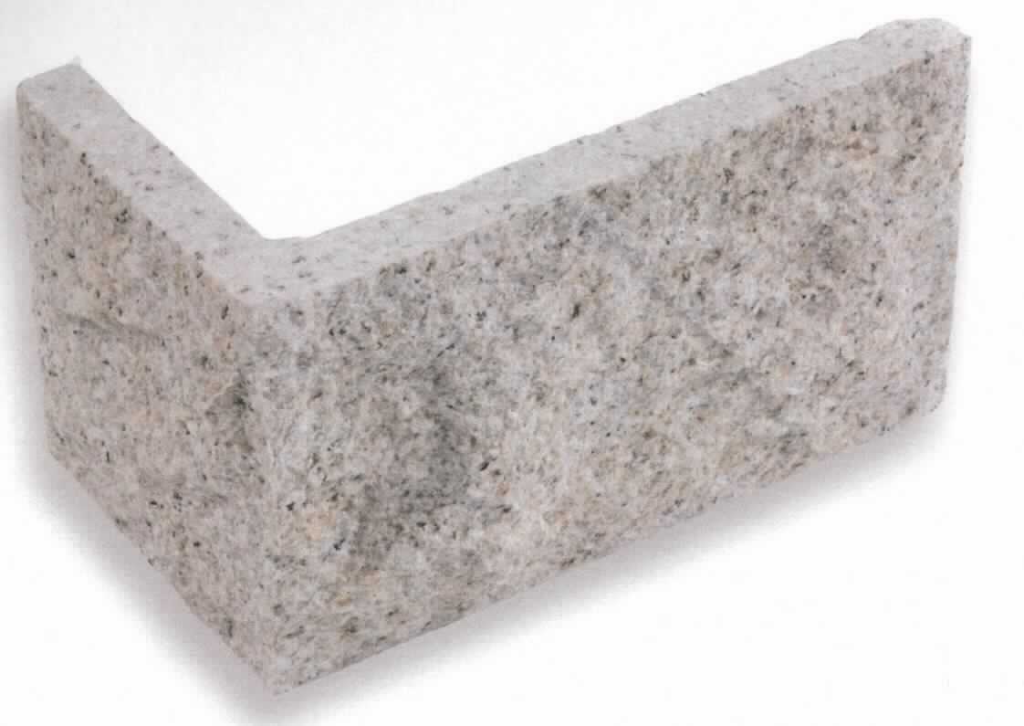 Angaben:
Verblender -Eckteil- SOL BROOKSTONE 
Bearbeitung: Oberfläche bossiert, Rückseite & Seiten gesägt, Außenecken 
Farbe: gelb-grau 
Material: Granit 
Herkunft: China 
Größe: 20+12 x 9 x 2-4 cm 2,5 kg / Stück 
Größe: 25+14 x 14 x 2-4 cm 5 kg / Stück 
Größe: 30+16 x 19 x 2-4 cm 7 kg / Stück

Befund:
Bearbeitete Werksteine und Waren daraus