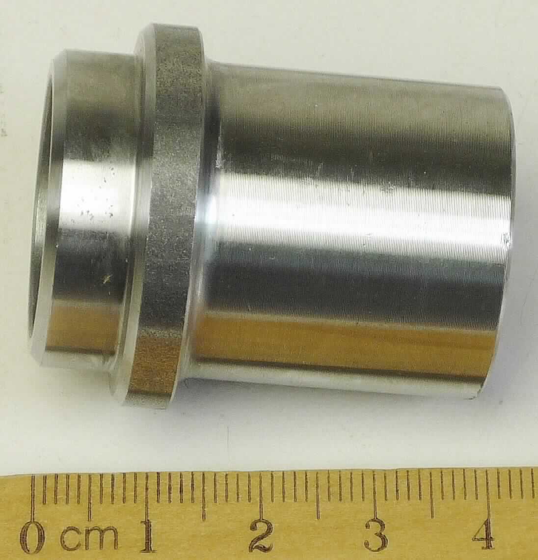 Es handelt sich um zylindrische Hohlerzeugnisse aus unedlem Metall, im oberen Drittel mit einem Bund versehen.
Sie weisen auf einer Seite ein Innengewinde, auf der anderen Seite eine sich zum Innengewinde verjüngende Bohrung auf.
Die Erzeugnisse werden in Stoßstangen von Kraftfahrzeugen eingesetzt und dienen als Aufnahme für schraubbare Abschleppösen (nicht Gegenstand der vZTA).
- Antragstellerangaben -
Gesamtlänge: ca. 70 mm, max. Außendurchmesser: ca. 34 mm

Abbildung siehe Anlage.

Derartige Erzeugnisse gehören als "Beschläge, aus unedlem Metall, für Karosserien (Kraftfahrzeuge)" zum TARIC-Code 8302 3000 00.